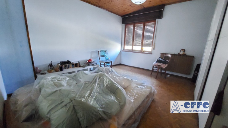 A Valbrenta, nella zona di Primolano, proponiamo in vendita una spaziosa casa singola. Con ben 50...