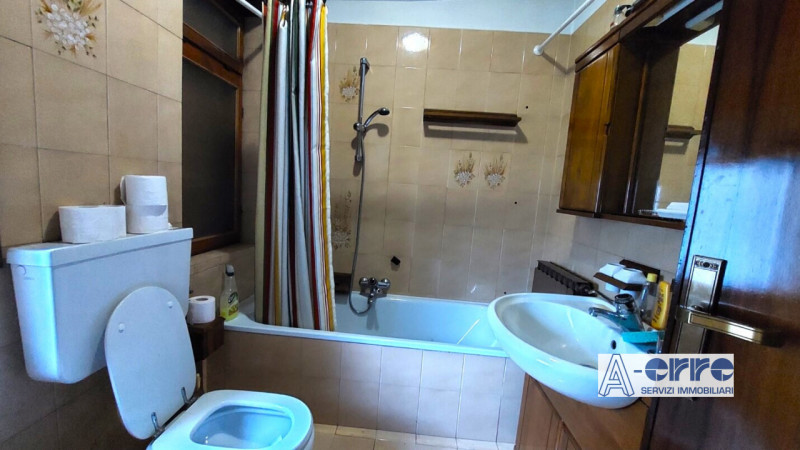 A Valbrenta, nella zona di Primolano, proponiamo in vendita una spaziosa casa singola. Con ben 50...