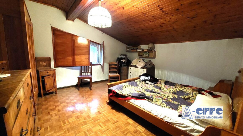 A Valbrenta, nella zona di Primolano, proponiamo in vendita una spaziosa casa singola. Con ben 50...