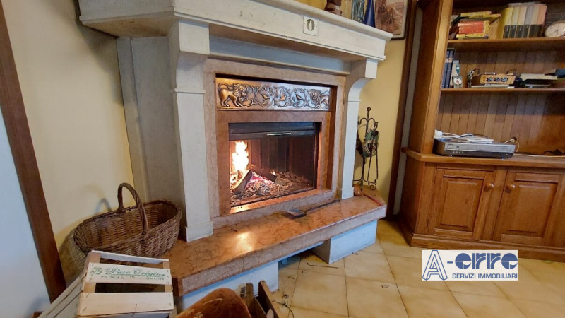 A Valbrenta, nella zona di Primolano, proponiamo in vendita una spaziosa casa singola. Con ben 50...