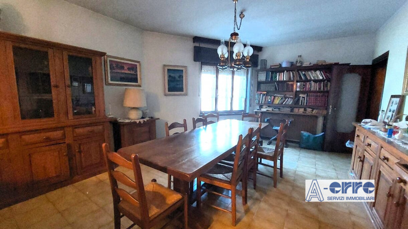 A Valbrenta, nella zona di Primolano, proponiamo in vendita una spaziosa casa singola. Con ben 50...