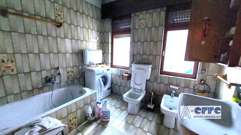 A Valbrenta, nella zona di Primolano, proponiamo in vendita una spaziosa casa singola. Con ben 50...