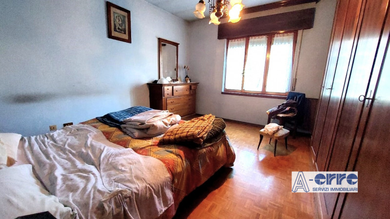 A Valbrenta, nella zona di Primolano, proponiamo in vendita una spaziosa casa singola. Con ben 50...