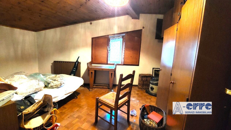 A Valbrenta, nella zona di Primolano, proponiamo in vendita una spaziosa casa singola. Con ben 50...