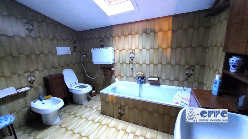 A Valbrenta, nella zona di Primolano, proponiamo in vendita una spaziosa casa singola. Con ben 50...