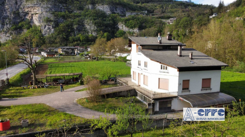 A Valbrenta, nella zona di Primolano, proponiamo in vendita una spaziosa casa singola. Con ben 50...