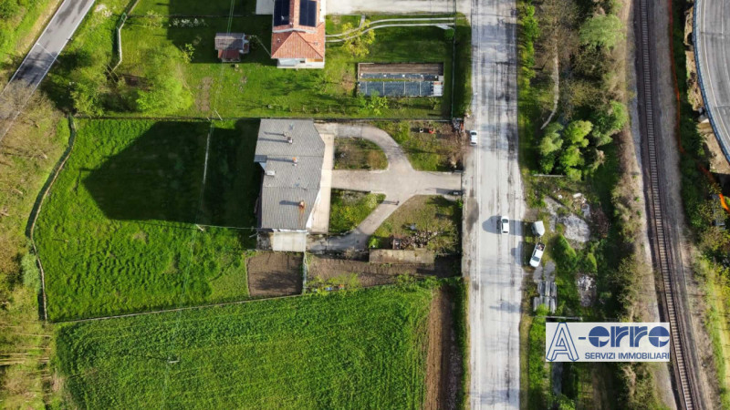 A Valbrenta, nella zona di Primolano, proponiamo in vendita una spaziosa casa singola. Con ben 50...
