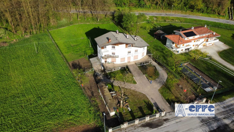 A Valbrenta, nella zona di Primolano, proponiamo in vendita una spaziosa casa singola. Con ben 50...