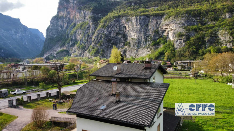 A Valbrenta, nella zona di Primolano, proponiamo in vendita una spaziosa casa singola. Con ben 50...