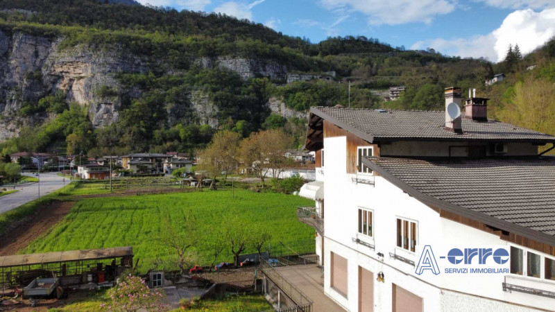 A Valbrenta, nella zona di Primolano, proponiamo in vendita una spaziosa casa singola. Con ben 50...