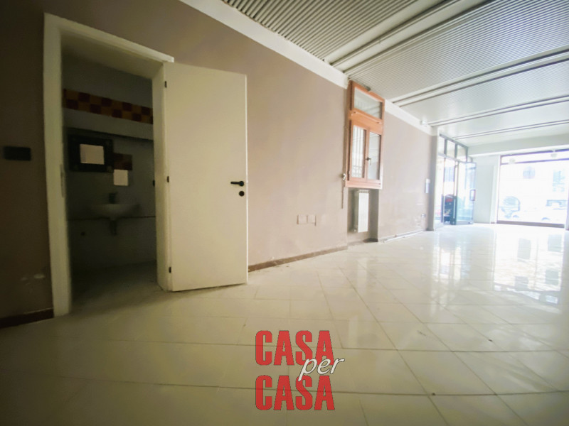 Rif. N23: Ad Este, in posizione centrale, presentiamo un locale commerciale caratterizzato da vet...