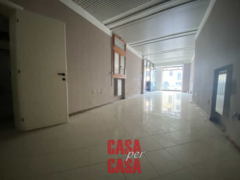 Rif. N23: Ad Este, in posizione centrale, presentiamo un locale commerciale caratterizzato da vet...