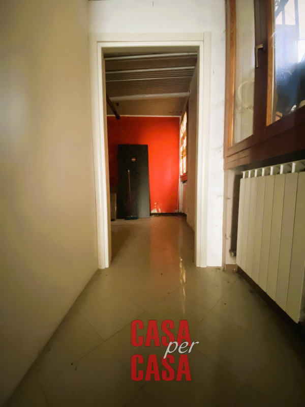 Rif. N23: Ad Este, in posizione centrale, presentiamo un locale commerciale caratterizzato da vet...