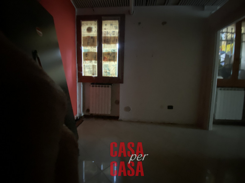 Rif. N23: Ad Este, in posizione centrale, presentiamo un locale commerciale caratterizzato da vet...