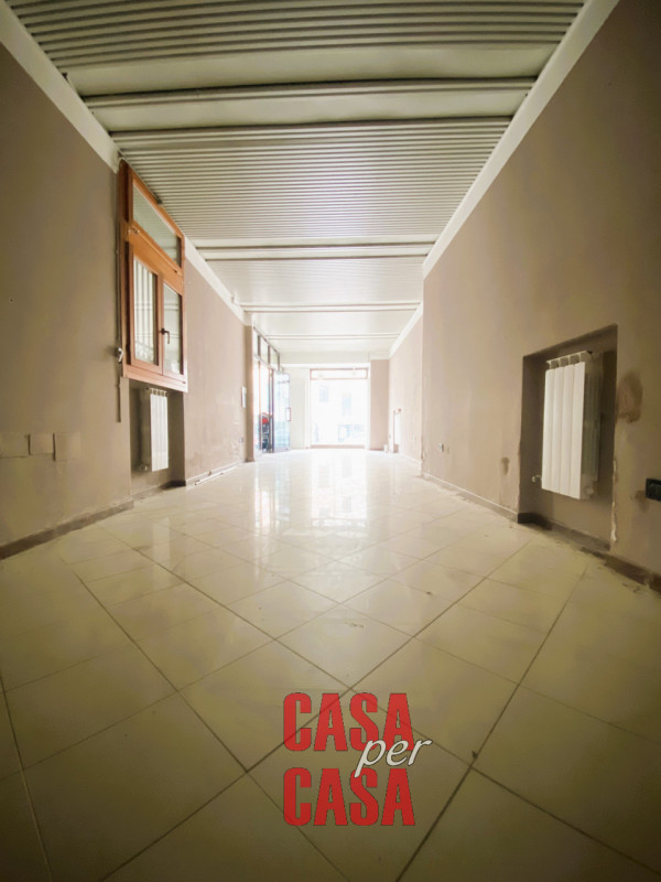 Rif. N23: Ad Este, in posizione centrale, presentiamo un locale commerciale caratterizzato da vet...