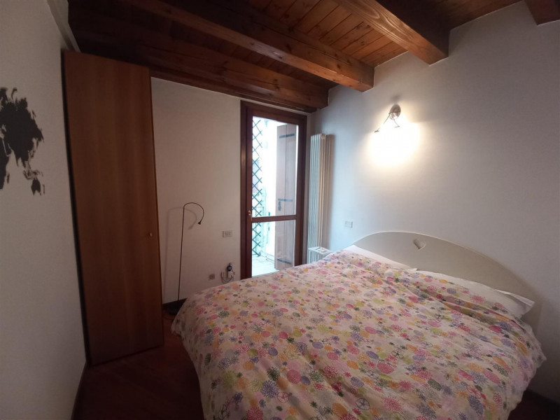 VICENZA, PIAZZA SAN LORENZO: TRILOCALE CON VISTA PIAZZA, ARREDATO,  POSTO AUTO COPERTO A POCHI MI...