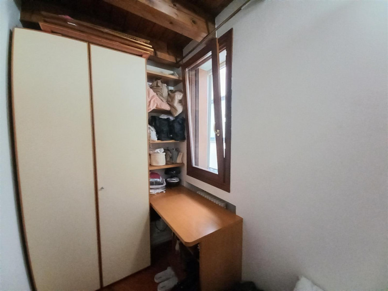 VICENZA, PIAZZA SAN LORENZO: TRILOCALE CON VISTA PIAZZA, ARREDATO,  POSTO AUTO COPERTO A POCHI MI...