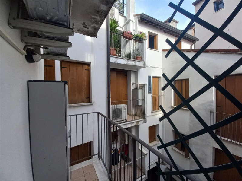 VICENZA, PIAZZA SAN LORENZO: TRILOCALE CON VISTA PIAZZA, ARREDATO,  POSTO AUTO COPERTO A POCHI MI...