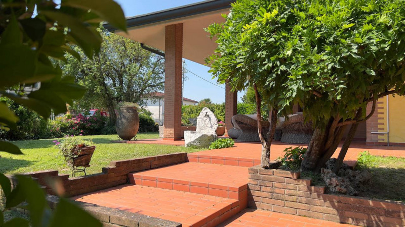 Ve lo diciamo subito: noi di questa casa ci siamo subito innamorati.

Ci siamo innamorati di una ...