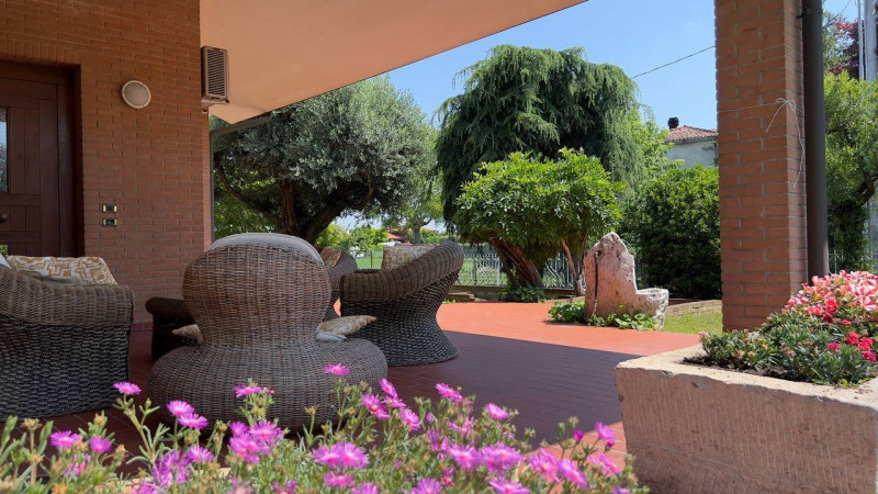 Ve lo diciamo subito: noi di questa casa ci siamo subito innamorati.

Ci siamo innamorati di una ...