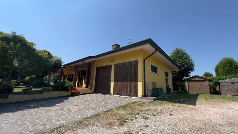 Ve lo diciamo subito: noi di questa casa ci siamo subito innamorati.

Ci siamo innamorati di una ...