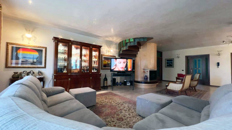 Ve lo diciamo subito: noi di questa casa ci siamo subito innamorati.

Ci siamo innamorati di una ...