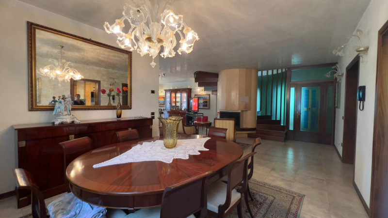 Ve lo diciamo subito: noi di questa casa ci siamo subito innamorati.

Ci siamo innamorati di una ...