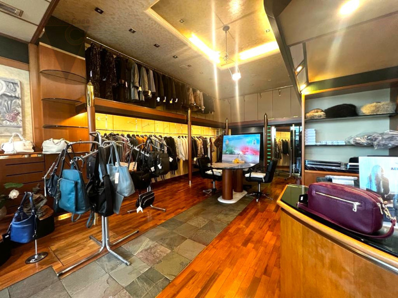 Nel centro di Montegrotto, lungo strada principale e ben visibile, proponiamo locale commerciale ...