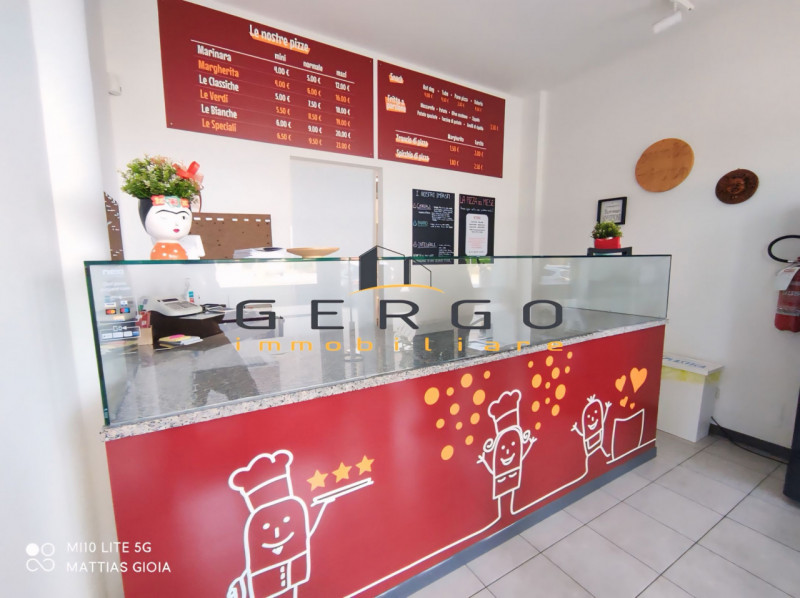 (Per INFO Mattias 3494222146) A Mansuè, in zona centrale di forte passaggio e vicino a scuole e s...