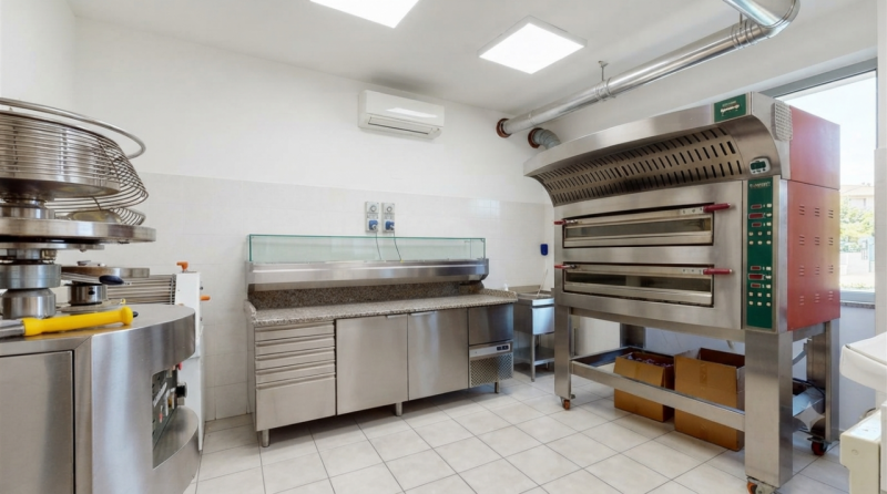 (Per INFO Mattias 3494222146) A Mansuè, in zona centrale di forte passaggio e vicino a scuole e s...