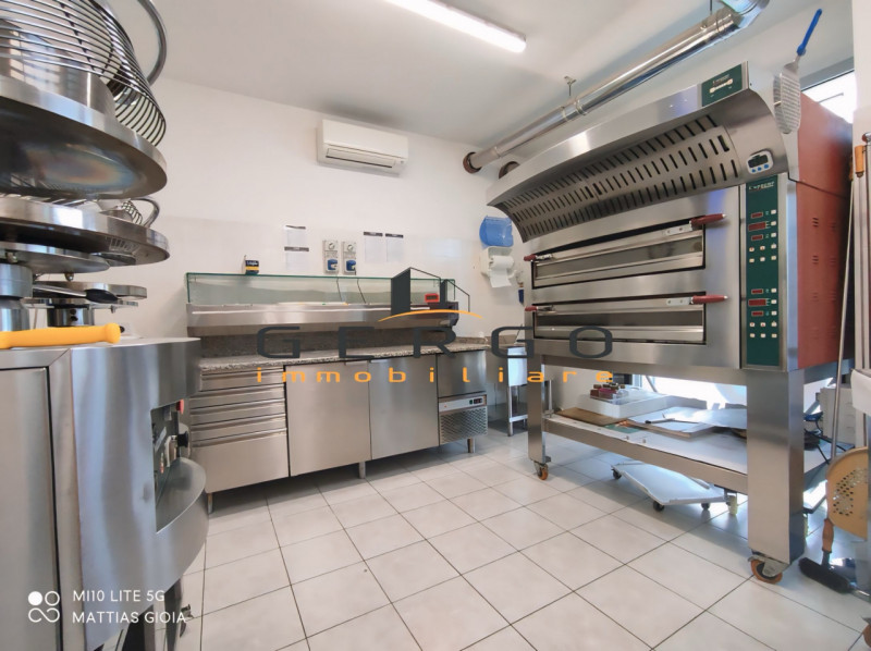 (Per INFO Mattias 3494222146) A Mansuè, in zona centrale di forte passaggio e vicino a scuole e s...