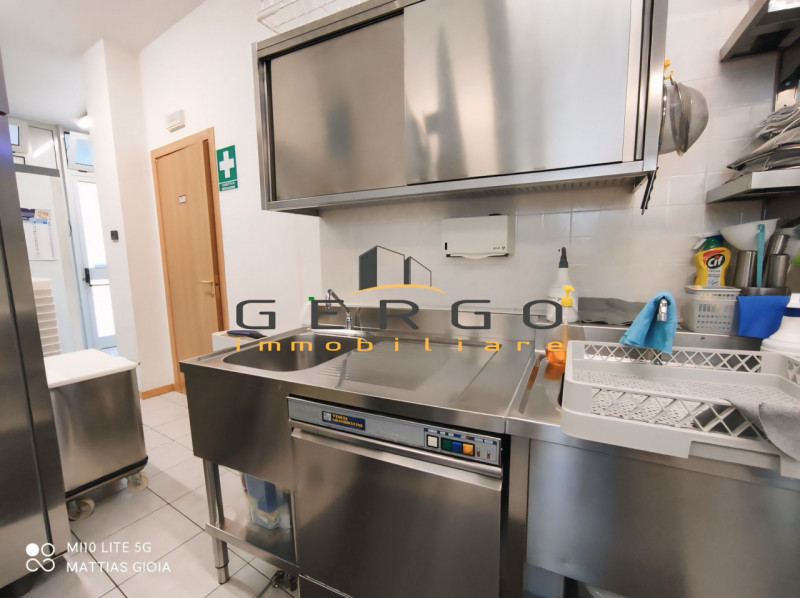 (Per INFO Mattias 3494222146) A Mansuè, in zona centrale di forte passaggio e vicino a scuole e s...