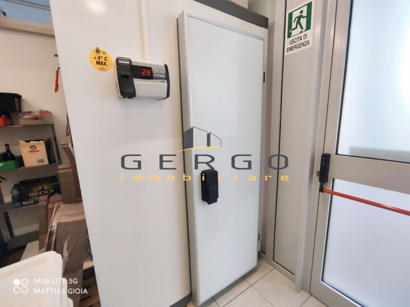 (Per INFO Mattias 3494222146) A Mansuè, in zona centrale di forte passaggio e vicino a scuole e s...