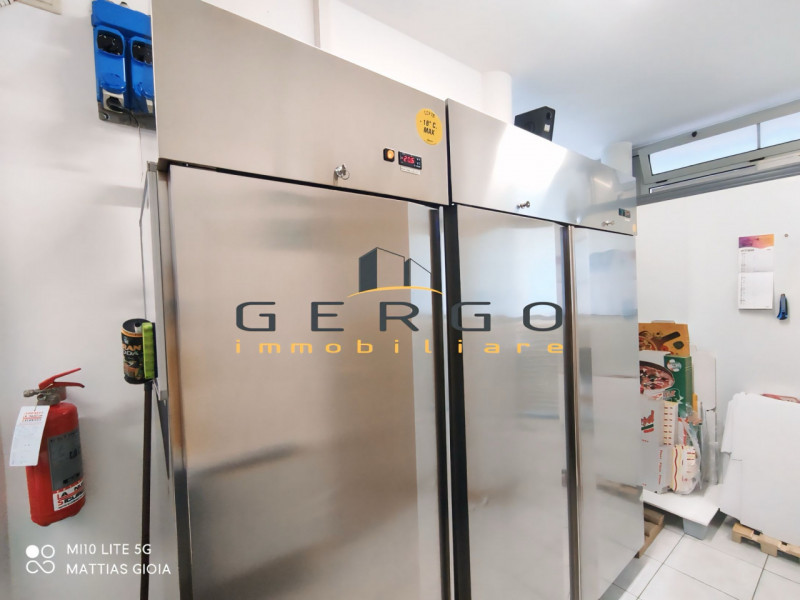 (Per INFO Mattias 3494222146) A Mansuè, in zona centrale di forte passaggio e vicino a scuole e s...