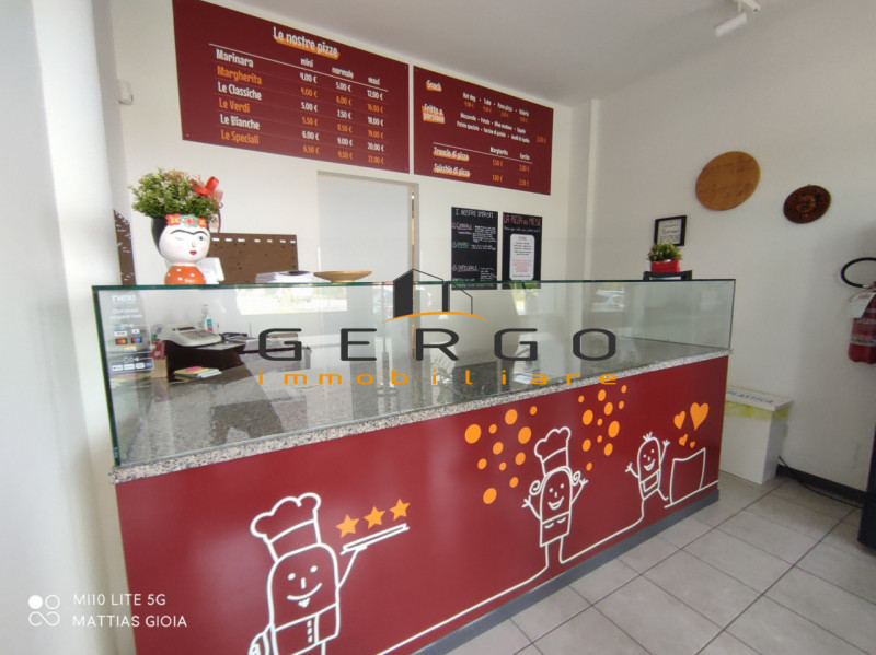 (Per INFO Mattias 3494222146) A Mansuè, in zona centrale di forte passaggio e vicino a scuole e s...