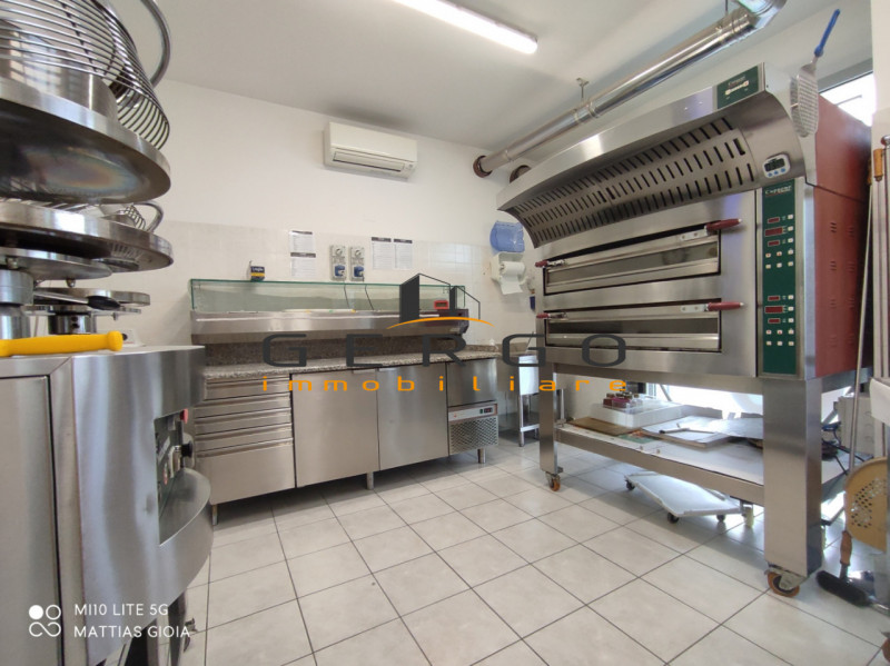 (Per INFO Mattias 3494222146) A Mansuè, in zona centrale di forte passaggio e vicino a scuole e s...