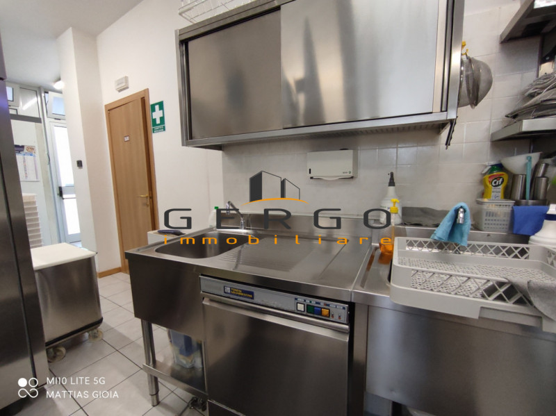 (Per INFO Mattias 3494222146) A Mansuè, in zona centrale di forte passaggio e vicino a scuole e s...