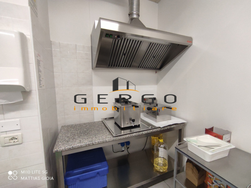 (Per INFO Mattias 3494222146) A Mansuè, in zona centrale di forte passaggio e vicino a scuole e s...