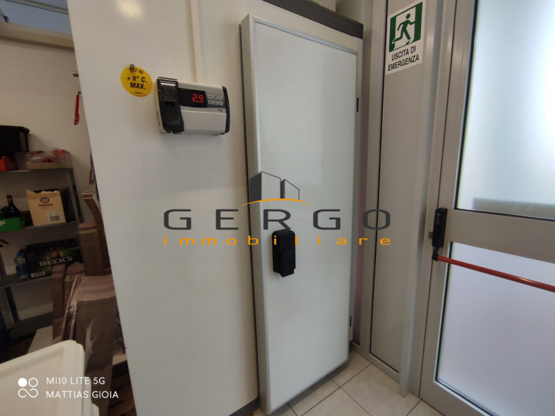 (Per INFO Mattias 3494222146) A Mansuè, in zona centrale di forte passaggio e vicino a scuole e s...