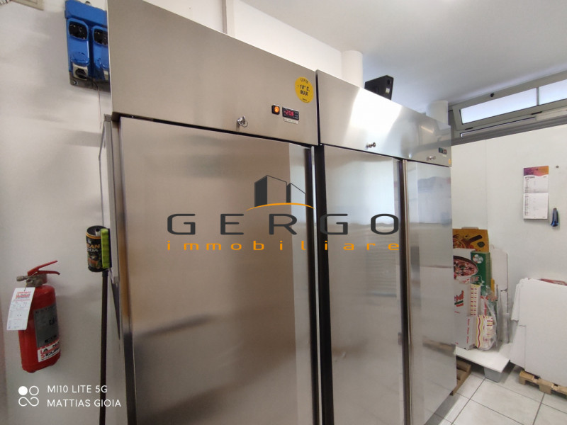 (Per INFO Mattias 3494222146) A Mansuè, in zona centrale di forte passaggio e vicino a scuole e s...