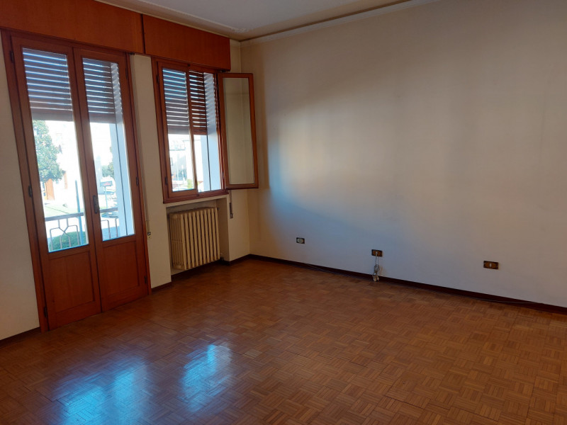 Piacenza D'Adige
Occasione Irripetibile!!!   in centro, fabbricato dalle molteplici soluzioni! Al...