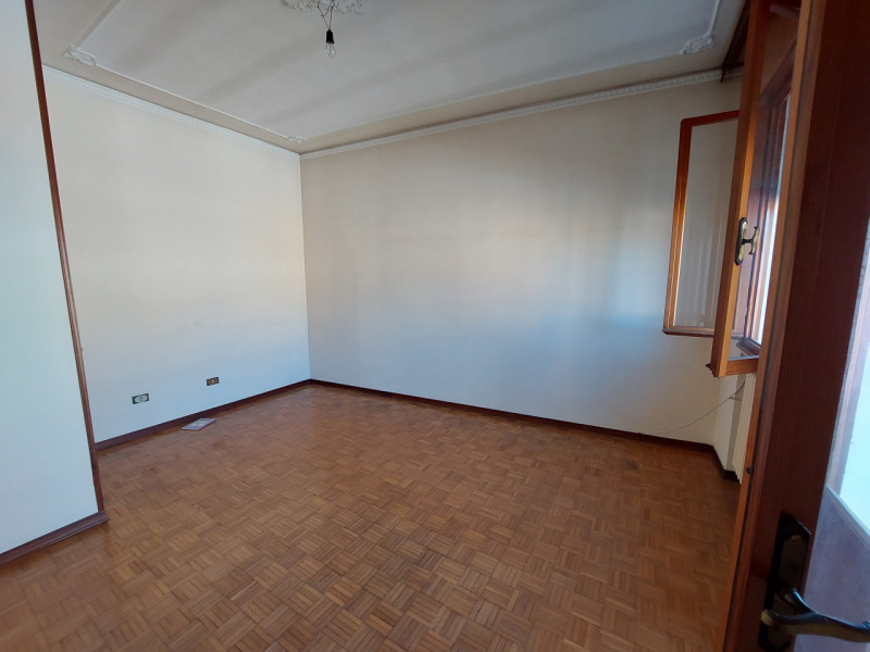 Piacenza D'Adige
Occasione Irripetibile!!!   in centro, fabbricato dalle molteplici soluzioni! Al...