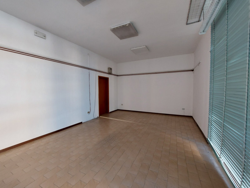 Piacenza D'Adige
Occasione Irripetibile!!!   in centro, fabbricato dalle molteplici soluzioni! Al...