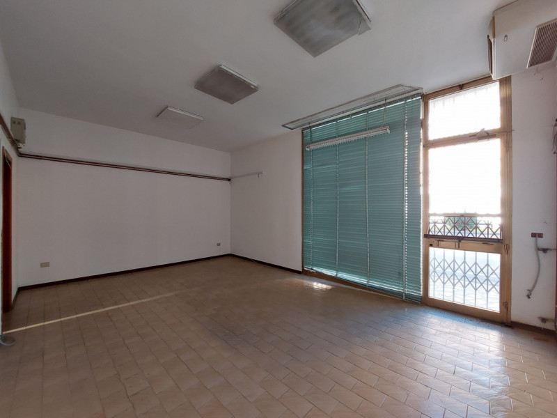 Piacenza D'Adige
Occasione Irripetibile!!!   in centro, fabbricato dalle molteplici soluzioni! Al...