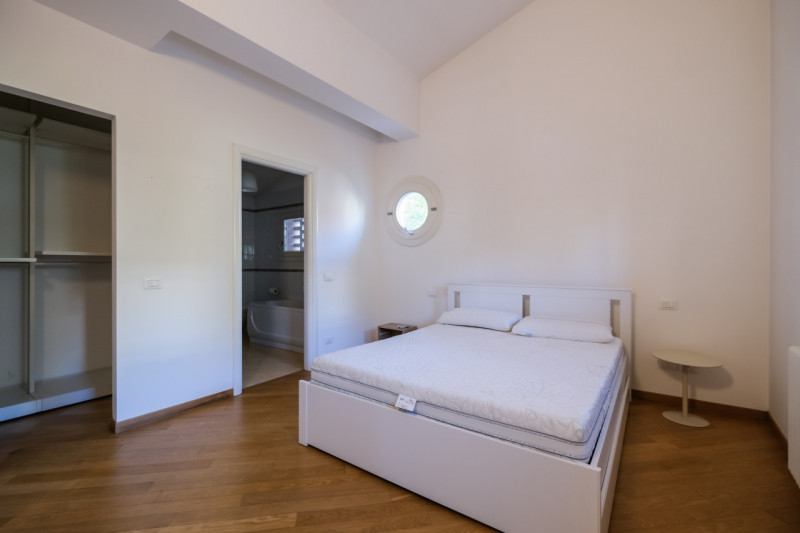 Inserito in un elegante contesto di inizio anni 2000, l'appartamento si sviluppa su tre livelli; ...