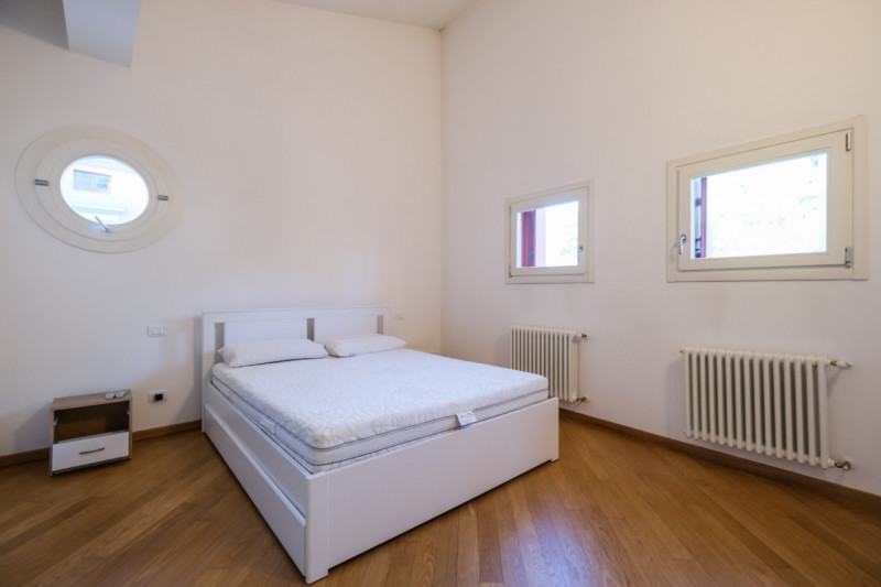 Inserito in un elegante contesto di inizio anni 2000, l'appartamento si sviluppa su tre livelli; ...