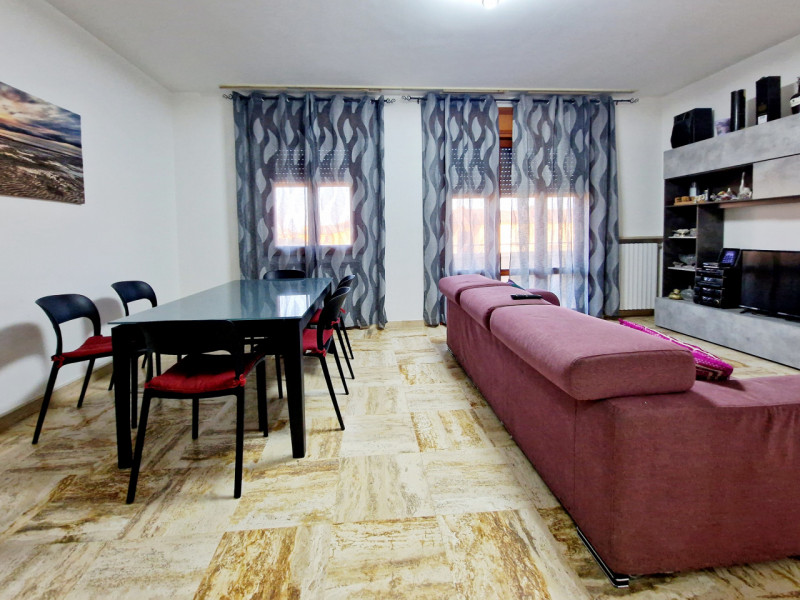 A Borgo Veneto, località Saletto, proponiamo in affitto spaziosa porzione di casa a schiera di te...