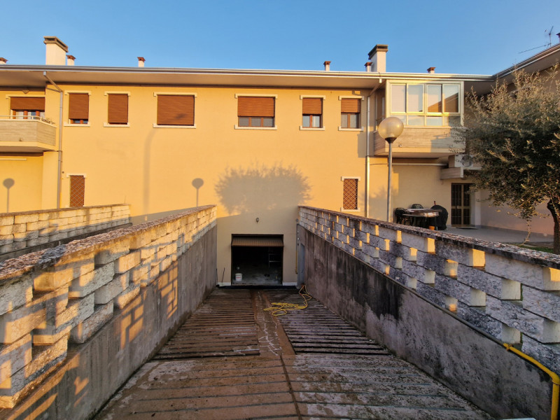 A Borgo Veneto, località Saletto, proponiamo in affitto spaziosa porzione di casa a schiera di te...