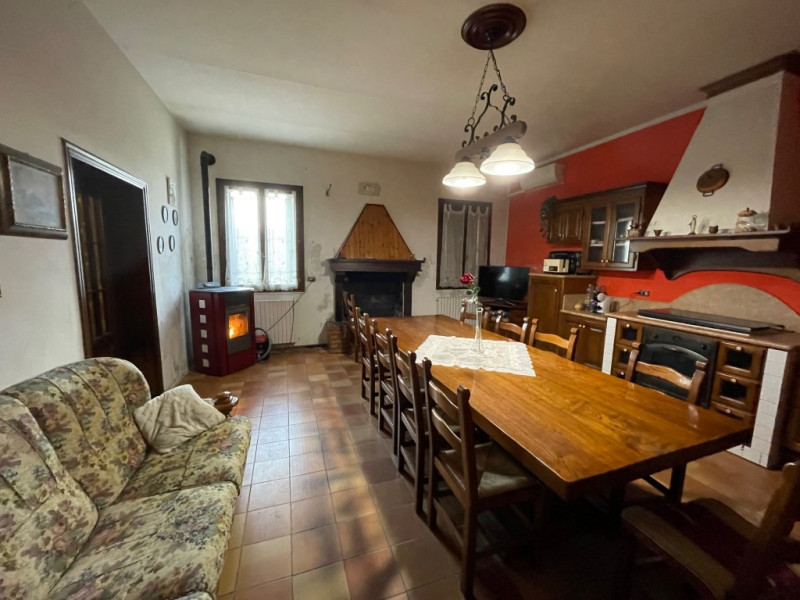 Sant' Urbano. Vendesi bellissima e affascinante casa di campagna immersa nel verde e nella tranqu...