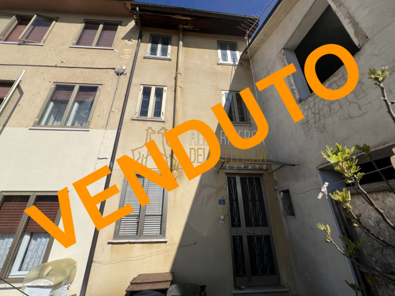 SANTORSO: in zona residenziale, CASA DI CORTE AFFIANCATA, con giardino esclusivo. Cl. En. G IPE 1...